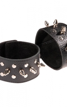 Напульсники с шипами и заклепками