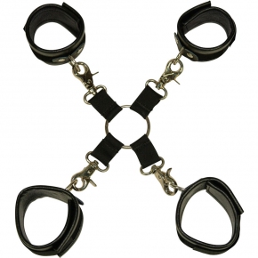 Черная бондажная фиксация: крестовина, наручники и оковы