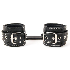 Чёрные кожаные наручники с крупной строчкой