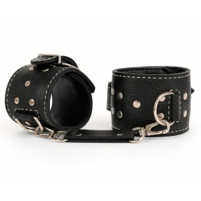 Чёрные кожаные наручники с крупной строчкой