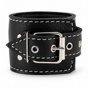 Чёрные кожаные наручники с крупной строчкой