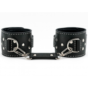 Чёрные кожаные наручники с крупной строчкой