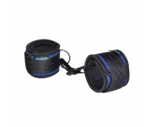 Сине-черные неопреновые наручники с карабинами